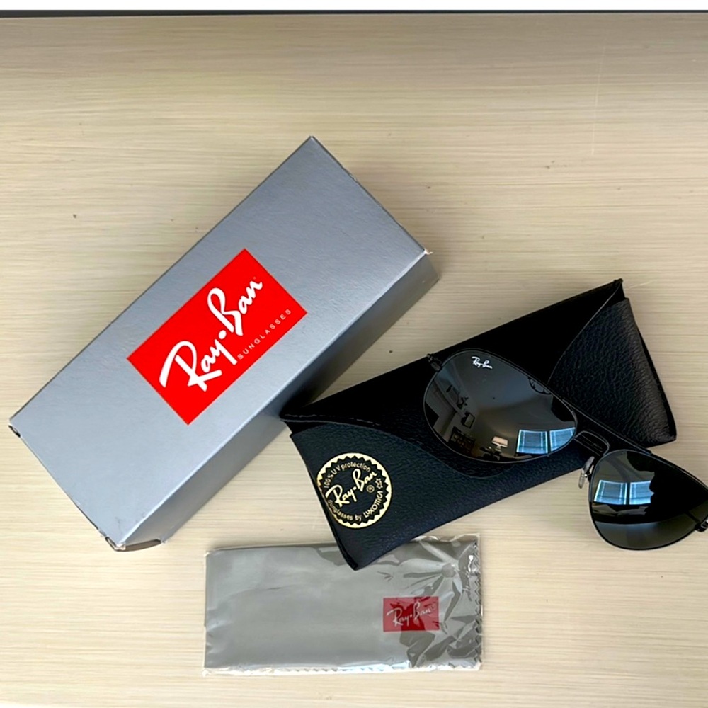 Ray-Ban Aviator Sunglasses with Black Frames and Green Lenses